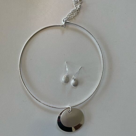 NIB Avon Coil Metal Necklace and Earring Gift Set - Picture 1 of 9